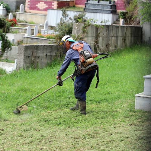 Ekiplerimiz Mezarlıklarda Bakım ve Temizlik Çalışmalarına Başladı