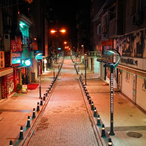 Nizam Caddesi Artık Işıl Işıl 