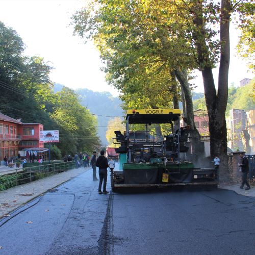 Sıcak Asfalt Çalışmalarımız Avni Cinal Caddesi'nde Sürüyor