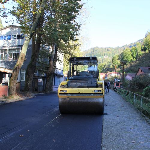 Sıcak Asfalt Çalışmalarımız Avni Cinal Caddesi'nde Sürüyor