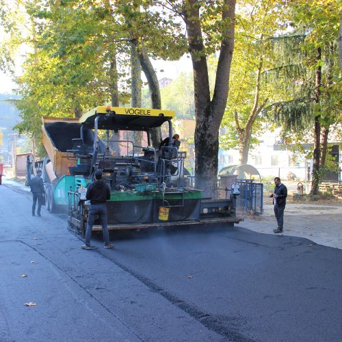 Sıcak Asfalt Çalışmalarımız Avni Cinal Caddesi'nde Sürüyor