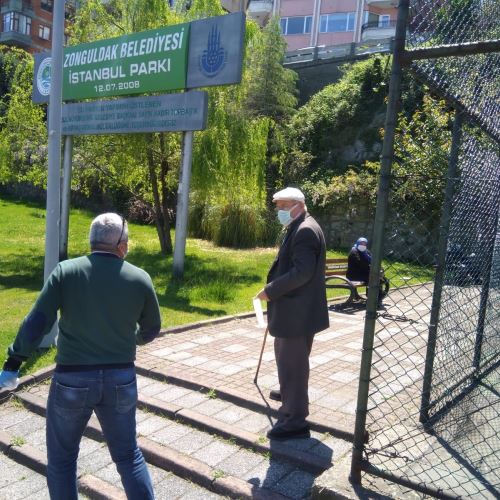 Ekiplerimiz Sokağa Çıkan 65 yaş üstü Vatandaşlarımıza Maske Dağıttılar