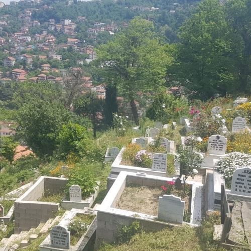 Park ve Bahçeler Birimi Ekiplerimiz Mezarlıklarımızı Yabani Otlardan Temizliyor