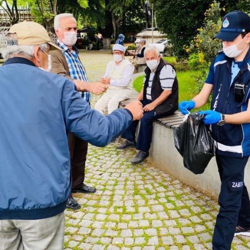 Sokağa Çıkan 65 Yaş Üstü Vatandaşlarımıza Maske ve Kolonya Dağıttık