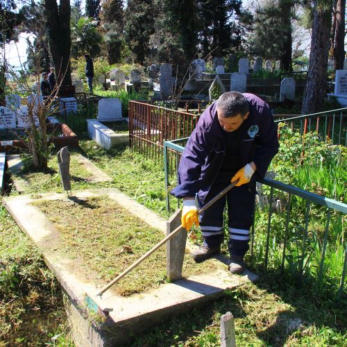 Mezarlıklarımızda Temizlik Çalışmalarımız Başladı