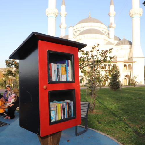 Parklarımıza Ayaklı Park Kütüphaneleri Kazandırıyoruz