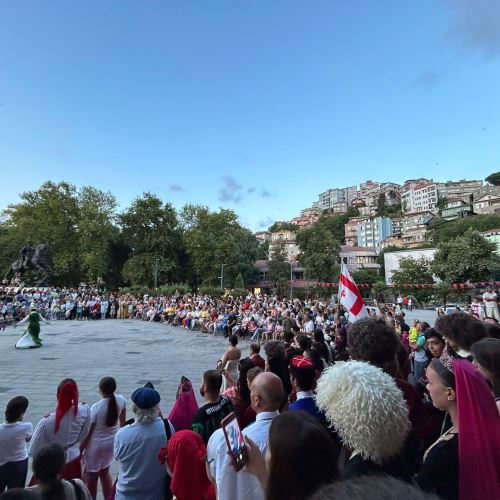 ZONGULDAK'TA ULUSLARARASI HALK DANSLARI RÜZGARI ESTİ 