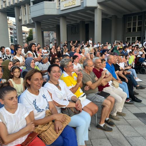 ZONGULDAK'TA ULUSLARARASI HALK DANSLARI RÜZGARI ESTİ 