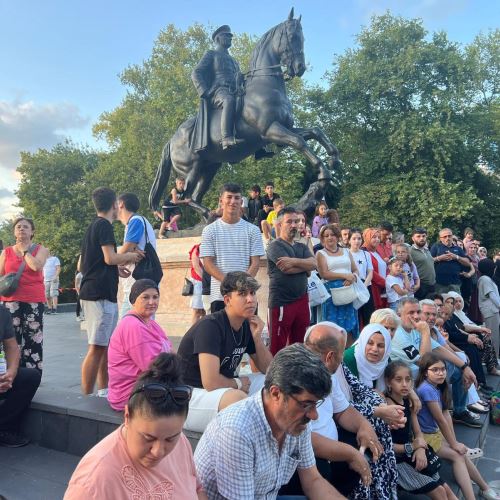 ZONGULDAK'TA ULUSLARARASI HALK DANSLARI RÜZGARI ESTİ 