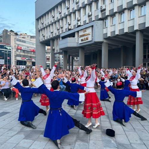 ZONGULDAK'TA ULUSLARARASI HALK DANSLARI RÜZGARI ESTİ 