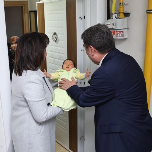 Başkanımız Sn.Tahsin ERDEM Yeni Doğan Ailelerini Ziyaret Etti