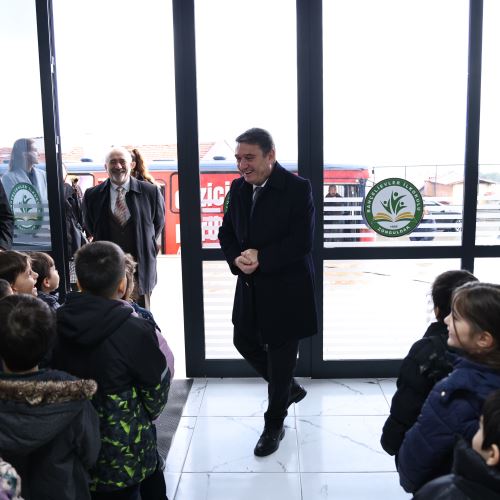 Başkanımız Sn.Tahsin ERDEM’den Öğrencilere Kitap Desteği: Gezici Kütüphane Yollarda