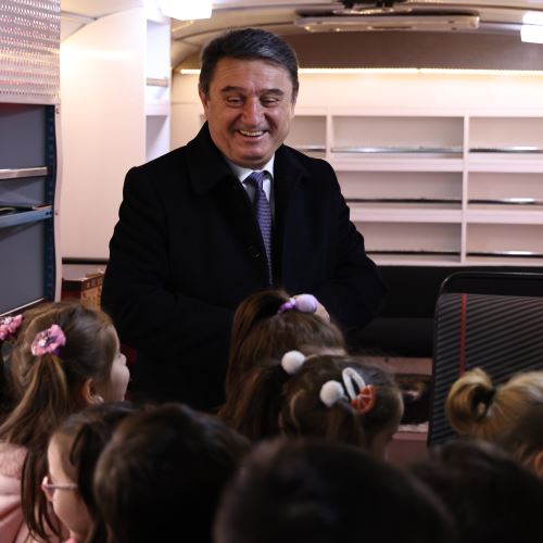 Başkanımız Sn.Tahsin ERDEM’den Öğrencilere Kitap Desteği: Gezici Kütüphane Yollarda