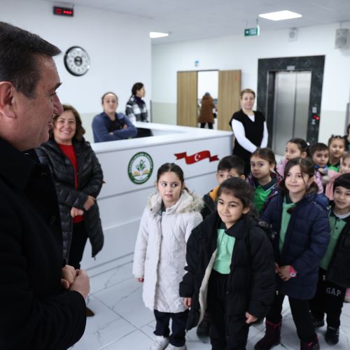 Başkanımız Sn.Tahsin ERDEM’den Öğrencilere Kitap Desteği: Gezici Kütüphane Yollarda