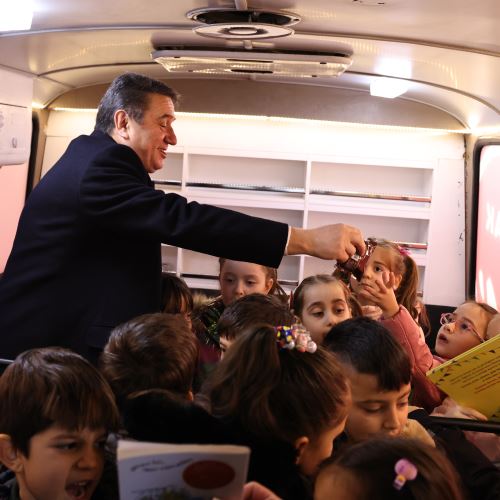 Başkanımız Sn.Tahsin ERDEM’den Öğrencilere Kitap Desteği: Gezici Kütüphane Yollarda