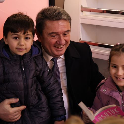 Başkanımız Sn.Tahsin ERDEM’den Öğrencilere Kitap Desteği: Gezici Kütüphane Yollarda