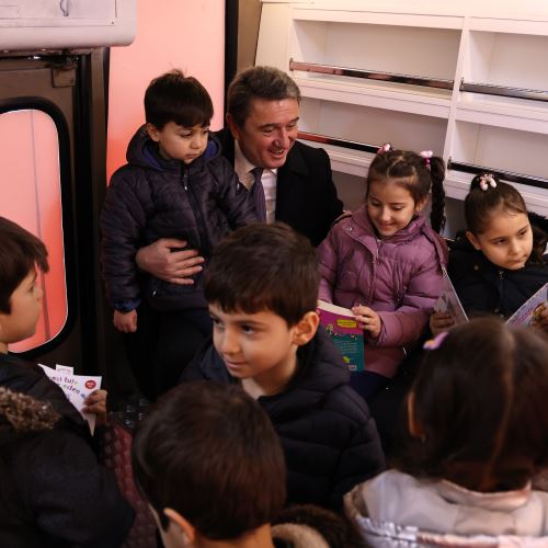 Başkanımız Sn.Tahsin ERDEM’den Öğrencilere Kitap Desteği: Gezici Kütüphane Yollarda
