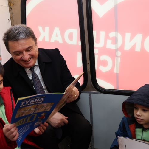 Başkanımız Sn.Tahsin ERDEM’den Öğrencilere Kitap Desteği: Gezici Kütüphane Yollarda