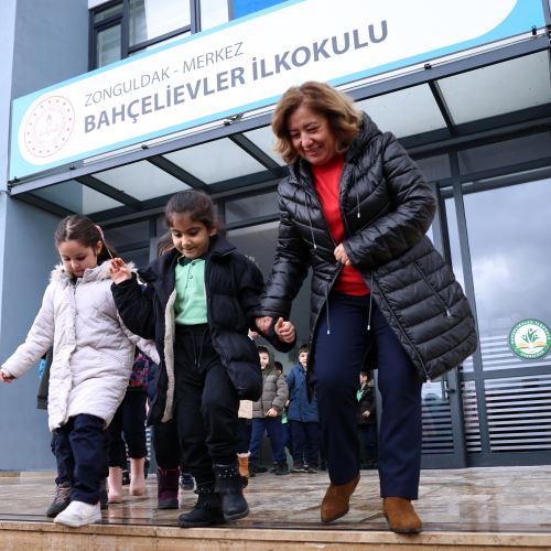 Başkanımız Sn.Tahsin ERDEM’den Öğrencilere Kitap Desteği: Gezici Kütüphane Yollarda