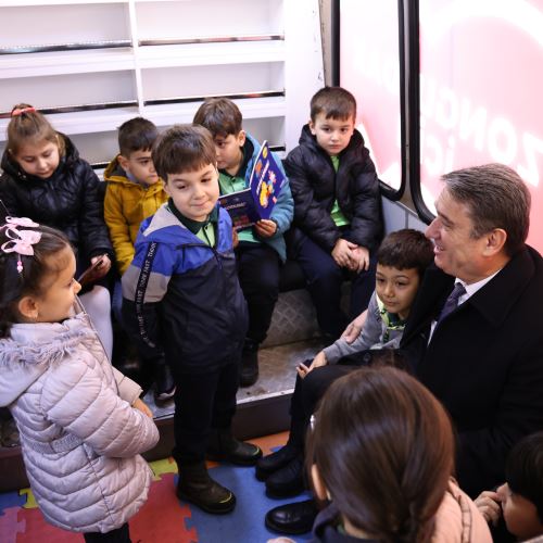 Başkanımız Sn.Tahsin ERDEM’den Öğrencilere Kitap Desteği: Gezici Kütüphane Yollarda