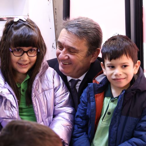 Başkanımız Sn.Tahsin ERDEM’den Öğrencilere Kitap Desteği: Gezici Kütüphane Yollarda