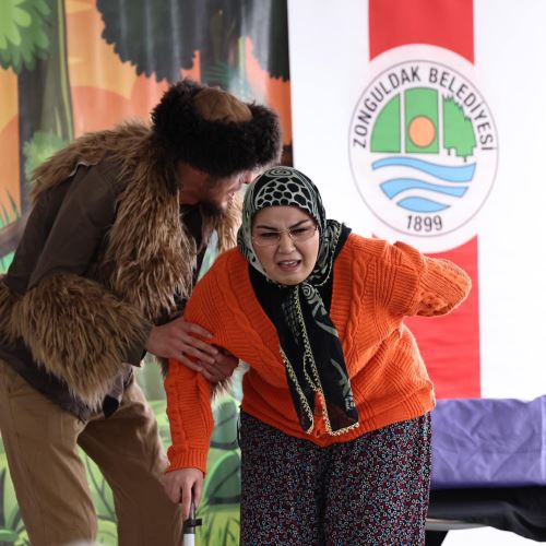 Başkanımız Sn.Tahsin Erdem’den Miniklere Tiyatro Sürprizi: ‘Kırmızı Başlıklı Kız’ Sahnelendi