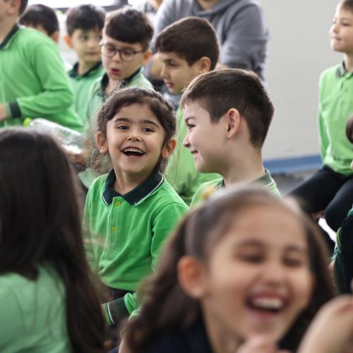 Başkanımız Sn.Tahsin Erdem’den Miniklere Tiyatro Sürprizi: ‘Kırmızı Başlıklı Kız’ Sahnelendi