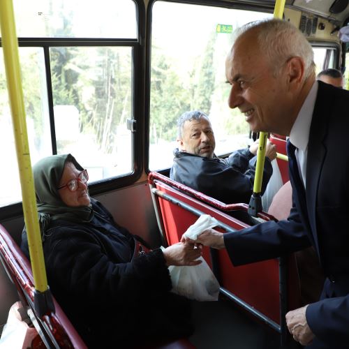 Belediyemizden Mezarlık Ziyaretinde Bulunan Vatandaşlarımıza Çiçek Takdimi