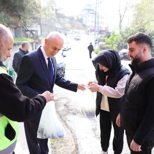 Belediyemizden Mezarlık Ziyaretinde Bulunan Vatandaşlarımıza Çiçek Takdimi