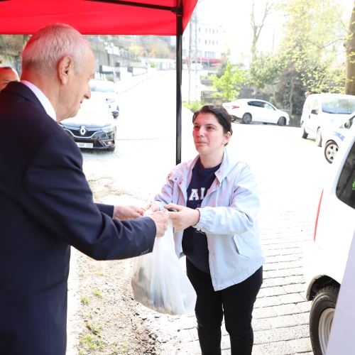 Belediyemizden Mezarlık Ziyaretinde Bulunan Vatandaşlarımıza Çiçek Takdimi