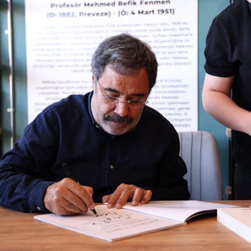 Ünlü Yazar Ahmet Ümit, Refik Fenmen Okuma Salonu'nda Zonguldaklı Okurlarıyla Buluştu