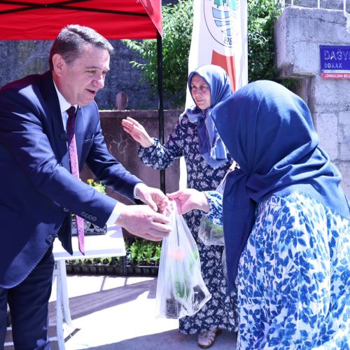  Kurban Bayramı Arifesinde Mezar Ziyaretlerine Anlam Katan Çiçek Dağıtımı