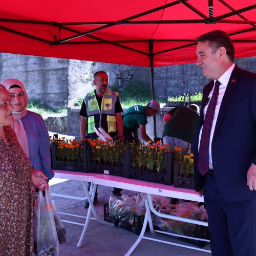  Kurban Bayramı Arifesinde Mezar Ziyaretlerine Anlam Katan Çiçek Dağıtımı