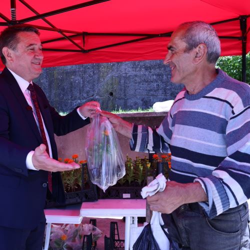  Kurban Bayramı Arifesinde Mezar Ziyaretlerine Anlam Katan Çiçek Dağıtımı