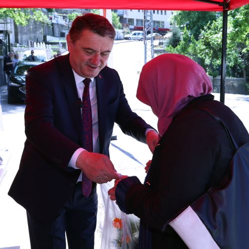  Kurban Bayramı Arifesinde Mezar Ziyaretlerine Anlam Katan Çiçek Dağıtımı