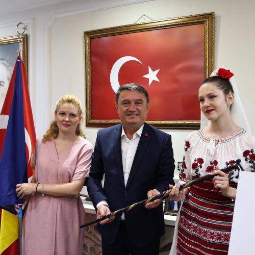 Romen Halk Dansçılarından Dostluk Ziyareti