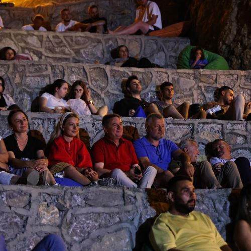 KIZLAR PLAJI'NDA AÇIK HAVA SİNEMA KEYFİ YAŞADIK