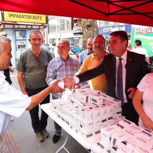 Başkanıız Sn.Tahsin Erdem’den Mevlid Kandili’nde Kandil Simidi İkramı