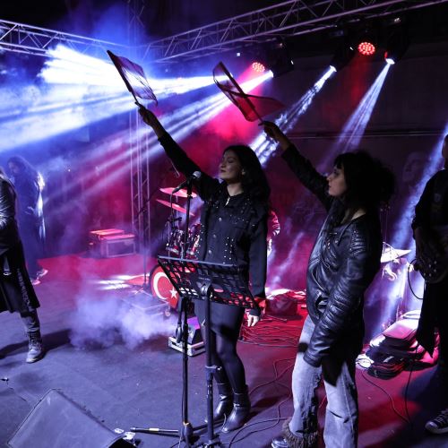 Cumhuriyet’in İlk Vilayetinde Coşkulu Yürüyüş ve Unutulmaz Konser