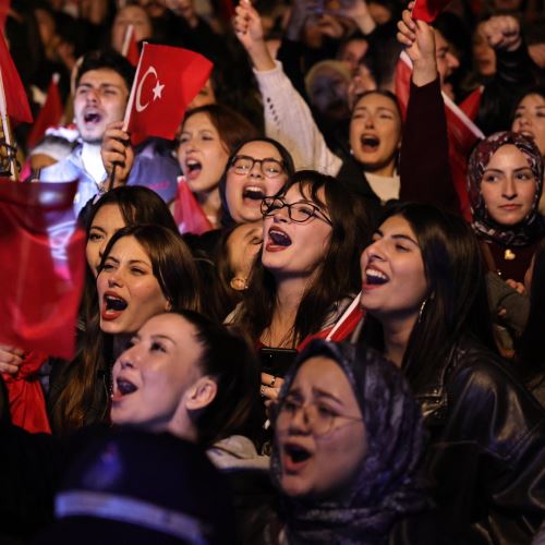 Cumhuriyet’in İlk Vilayetinde Coşkulu Yürüyüş ve Unutulmaz Konser