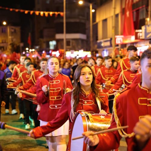 Cumhuriyet’in İlk Vilayetinde Coşkulu Yürüyüş ve Unutulmaz Konser