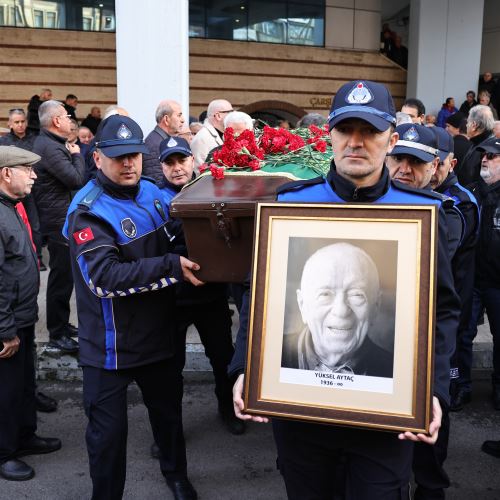 Vefat Eden Eski Belediye Başkanımız Yüksel Aytaç İçin Belediye Hizmet Binası Önünde Tören Düzenlendi