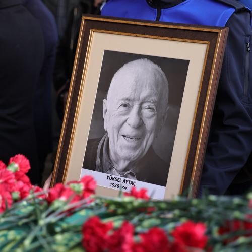 Vefat Eden Eski Belediye Başkanımız Yüksel Aytaç İçin Belediye Hizmet Binası Önünde Tören Düzenlendi