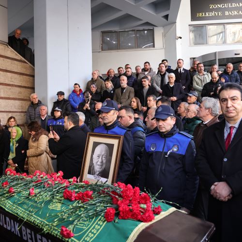 Vefat Eden Eski Belediye Başkanımız Yüksel Aytaç İçin Belediye Hizmet Binası Önünde Tören Düzenlendi