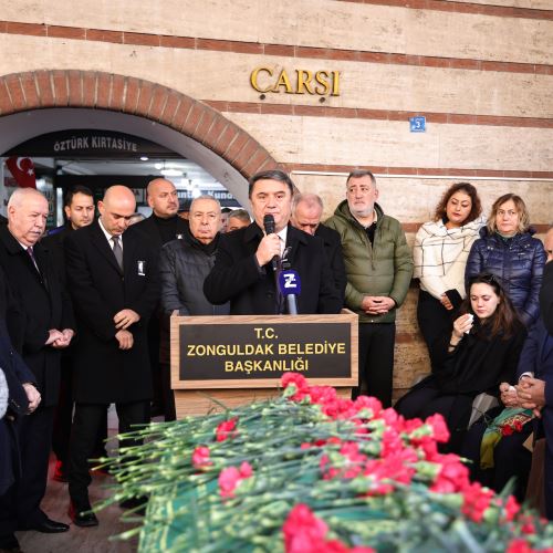 Vefat Eden Eski Belediye Başkanımız Yüksel Aytaç İçin Belediye Hizmet Binası Önünde Tören Düzenlendi