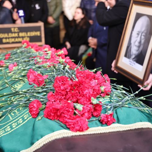 Vefat Eden Eski Belediye Başkanımız Yüksel Aytaç İçin Belediye Hizmet Binası Önünde Tören Düzenlendi