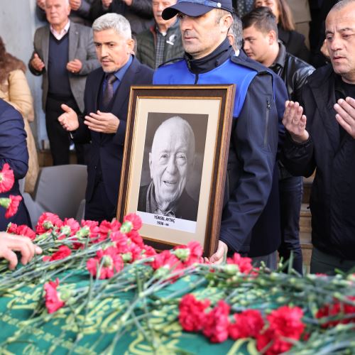 Vefat Eden Eski Belediye Başkanımız Yüksel Aytaç İçin Belediye Hizmet Binası Önünde Tören Düzenlendi