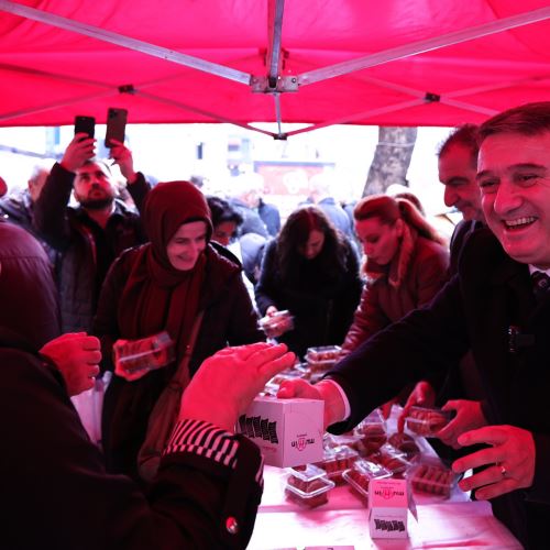 Başkanımız Sn.Tahsin Erdem Vatandaşlarımıza Kandil Simidi İkramında Bulundu