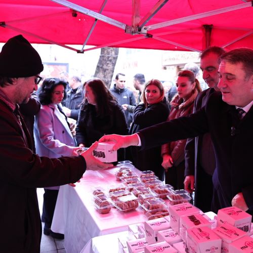 Başkanımız Sn.Tahsin Erdem Vatandaşlarımıza Kandil Simidi İkramında Bulundu