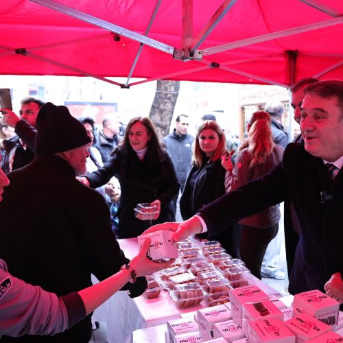 Başkanımız Sn.Tahsin Erdem Vatandaşlarımıza Kandil Simidi İkramında Bulundu